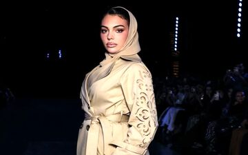  حضور متفاوت جورجینا رودریگز با پوشش اسلامی در هفته مد ریاض ۲۰۲۵