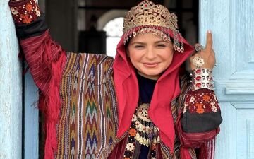 سلفی سیما تیرانداز با موهای پسرانه کنار گلها