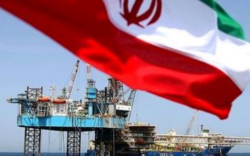 ۲ گزینه پیش روی خریداران نفت ایران پس از پایان مهلت معافیت‌ها /احتمال گران شدن قیمت نفت بیشتر شد /ایران برای حفظ سهم خود از بازار، نفت خود را با تخفیف می فروشد
