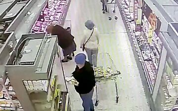 لحظه دستبرد به کیف زن سالخورده در فروشگاه