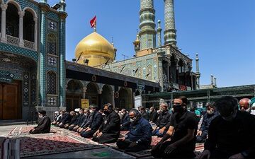 نماز ظهر عاشورا در حرم حضرت معصومه(س) اقامه شد
