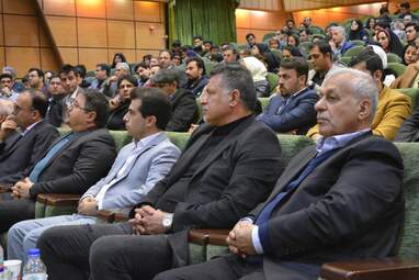 اهدای تندیس مهر حقوق بشر به علی دایی اسوره فوتبال ایران در کرمانشاه