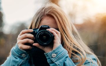 چگونه عکس های زیباتری بگیریم؟ ترفندهایی که کمک می کنند خوش عکس باشید
