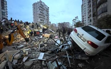 ویدیو غم انگیز از شهروندان ترکیه در زیر آوار