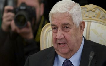 اعطای نشان عالی بشار اسد به ولید معلم