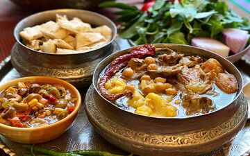 (ویدئو) تجربه لذیذ غذای خیابانی در ایران؛ پخت سنتی آبگوشت و چای ذغالی
