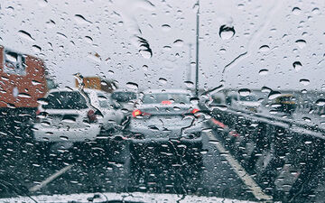 بارش باران در محورهای مواصلاتی ۱۵ استان کشور