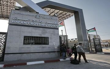 بازگشت نخستین گروه از فلسطینی‌ها از گذرگاه رفح به غزه 