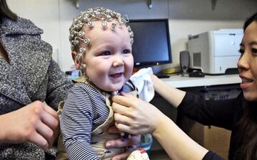 مشکلات خواب نوزادان و ارتباط آن با بیماری اوتیسم
