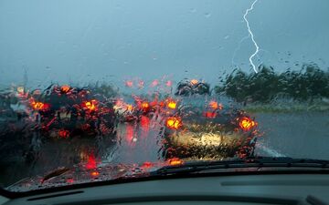 
 آخرین وضعیت جوی و ترافیکی/بارش باران و برف در محورهای ١٢ استان
