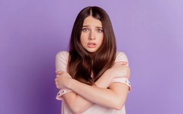 دست به سینه نشستن یک فرد چی رو لو میده؟
