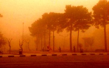 گرد و غبار در ایلام؛ فعالیت مدارس، دانشگاه‌ها و ادارات سه‌شنبه غیرحضوری شد
