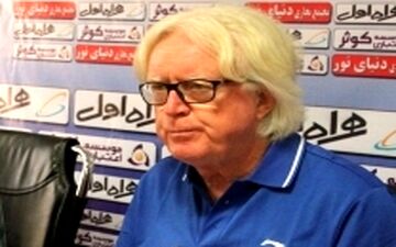 بازیکن سفارشی در زمین نمی‌گذارم