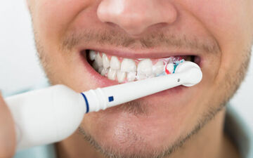 مسواک برقی بهتر است یا دستی؟