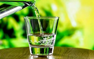 نوشیدن آب گرم یا سرد؛ کدام بهتر است؟