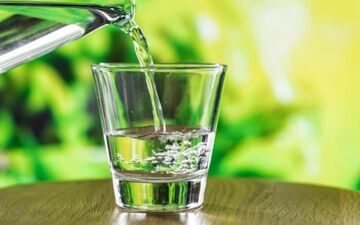 نوشیدن آب گرم یا سرد؛ کدام بهتر است؟