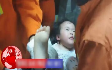 لحظه بیرون کشیدن کودک از ماشین لباسشویی! 