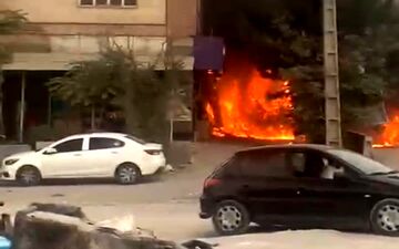 برخورد تریلی حامل تیرآهن به یک مجتمع تجاری در پردیس باعث آتش سوزی شد