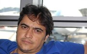 روح‌الله زم در حال نوشتن فرم بازجویی به صرف چای و شربت 