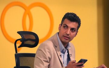 عصبانیت مهماندار هواپیما از عادل فردوسی‌پور/ در این پرواز نه، انشالله در پرواز دیگری به آرزویت برسی