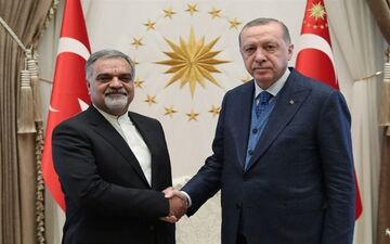 فرازمند استوارنامه خود را تقدیم اردوغان کرد