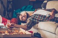خواب‌آلودگی و احساس خستگی بعد از غذا خوردن، یک زنگ خطر جدی برای سلامت