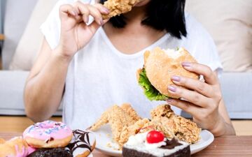 چگونه جلوی پرخوری ناشی از استرس را بگیریم؟