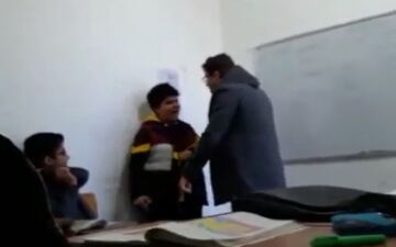برخورد عجیب یک معلم با دانش‌آموز سر کلاس +فیلم 
