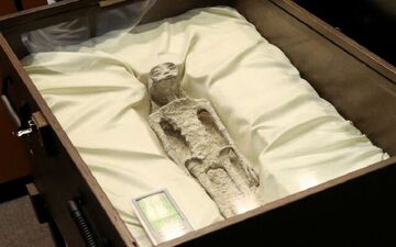 جسد آدم فضایی‌ها در کنگره مکزیک تقلبی از آب درآمد؟+عکس
