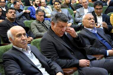 اهدای تندیس مهر حقوق بشر به علی دایی اسوره فوتبال ایران در کرمانشاه