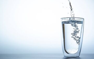 آداب نوشیدن آب در طب سنتی