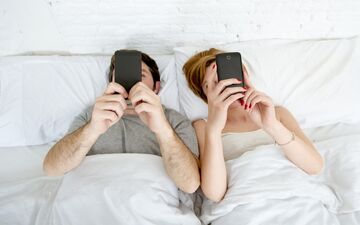  رابطه‌ای قوی تنها با ۶۰ ثانیه در روز؛ راز پایداری عشق در لحظات کوچک