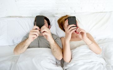  رابطه‌ای قوی تنها با ۶۰ ثانیه در روز؛ راز پایداری عشق در لحظات کوچک