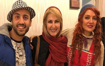  مهناز افشار و خانم بازیگر در یک تئاتر