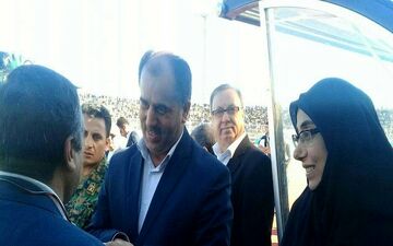 یک خانم تماشاچی دیدار پرسپولیس و پارس جنوبی/عکس