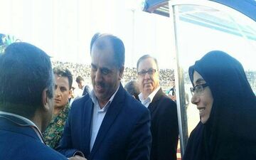یک خانم تماشاچی دیدار پرسپولیس و پارس جنوبی/عکس