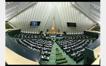 نمایندگان در حال خروج از صحن هستند


