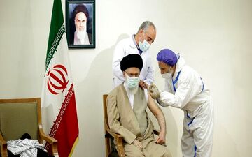 رهبر انقلاب دُز اول واکسن کوو ایران برکت را دریافت کردند