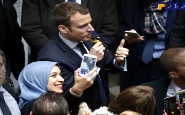 عکس/ سلفی زن محجبه با امانوئل ماکرون