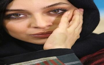 مانتوی عجیب و غریب بازیگر زن مشهور در یک مراسم+عکس