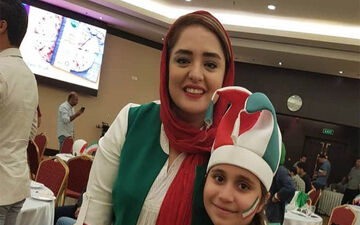 تیپ عجیب «نرگس محمدی» در هنگام تماشای بازی تیم ملی