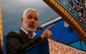 ویدیو| اقامه نماز بر پیکر شهید اسماعیل هنیه به امامت رهبر انقلاب

