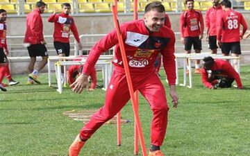  دروازه بان پرسپولیس: پیشنهاد دارم اما نمی توانم تیمم را ترک کنم
