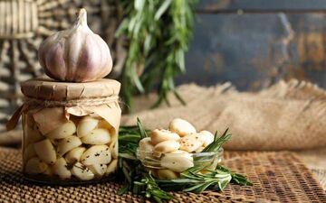 سیر ترشی سفید و فوق العاده خوشمزه رو این طوری درست کن!