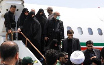 لحظه ورود خانواده رئیسی به فرودگاه مشهد

