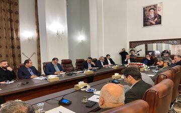 رئیس‌کل بانک مرکزی بر حل مشکلات صادرکنندگان در عراق تأکید کرد