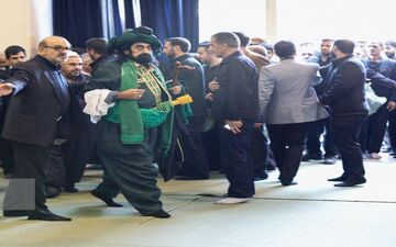حضور فردی با شمایل عجیب در مراسم ختم پدر سردار سلیمانی/عکس