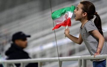عکس/ دختر ایرانی، تماشاگر ذوب آهن - الدحیل