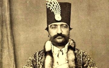 قاب تاریخی از ناصرالدین شاه و درباریان در خانه صدراعظم