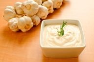 طرز تهیه سس سیر خانگی؛ خوشمزه، سالم و همه‌کاره در آشپزخانه